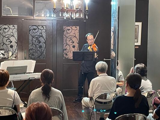 美容室内で開催された「音を楽しむ時間」の様子（大倉さん提供）