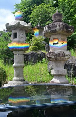 灯籠に映し出された虹色の光
