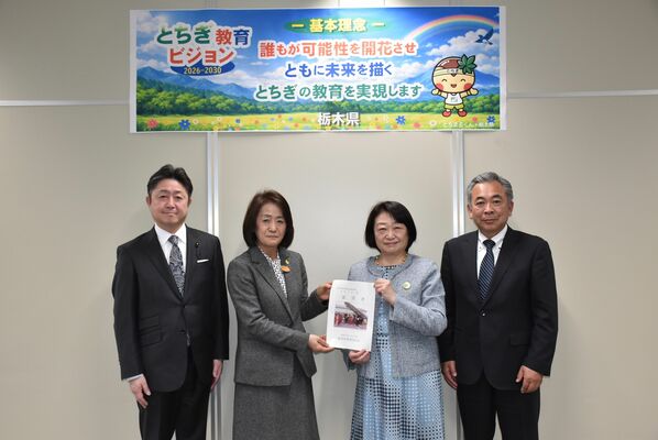 要望書を中村教育長(左から2人目)に手渡す川俣市長(同3人目)=25日午後、県教委