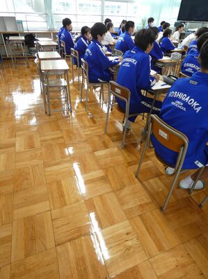 教室は既存の床板を磨き、きれいにした