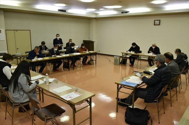 住民らが部屋小の今後の在り方を話し合った検討会議
