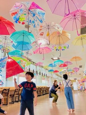 絵付けした傘が飾られたロマンの湯