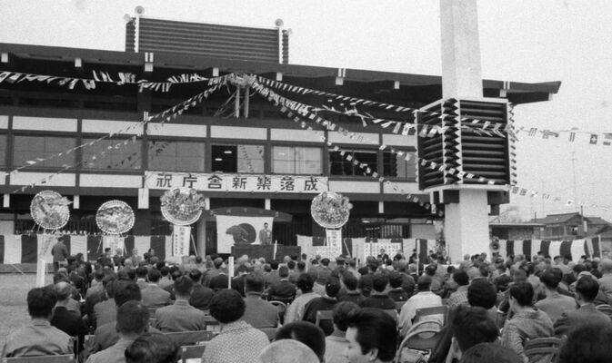 １９６２年の市役所本庁舎落成式（矢板市提供）