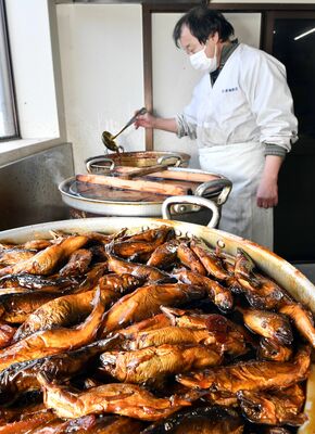 大鍋で煮詰められ、あめ色に輝く「鮎甘露煮」＝２日午後２時35分、大田原市黒羽向町