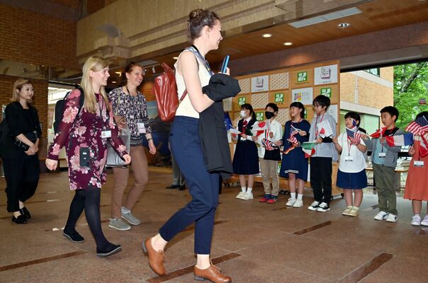 地元の子どもたちの出迎えを受け、日光自然博物館に入るＧ７各国の代表ら＝24日午後２時15分、日光市中宮祠