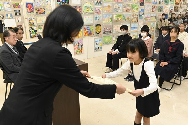 上位入賞者が出席した表彰式＝27日午後、宇都宮市インターパーク６丁目