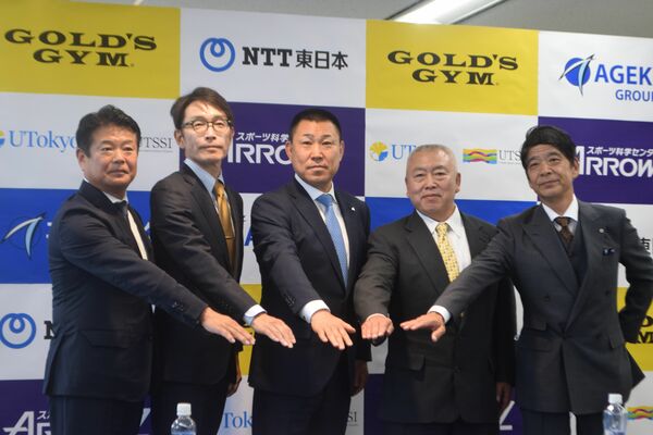記者会見後、記念撮影に臨むエイジェックの古後社長（中央）たち＝27日午前、東京都新宿区