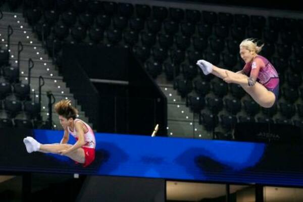 　シンクロナイズド混合予選に臨んだ松本悠生（左）、森ひかる組＝パンプロナ（共同）