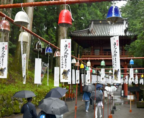 色とりどりの風鈴が飾られた境内