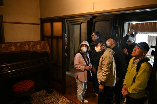 「太田家見世蔵」の中を見学する参加者