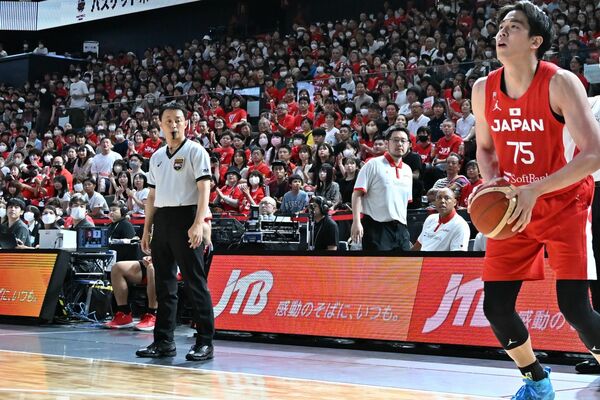 バスケットボール日本代表の試合で審判を務める増渕氏（左）＝昨年８月、群馬県（日本バスケットボール協会提供）