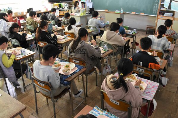 前を向いて静かに給食を食べる児童たち＝12月中旬、宇都宮市戸祭小