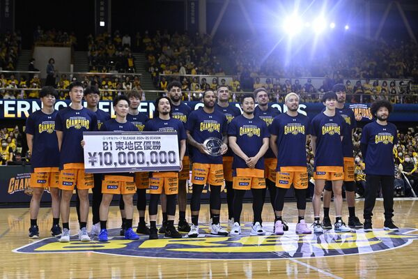 ホームで東地区優勝を決めセレモニーに臨むブレックスの選手たち＝13日午後５時10分、ブレックスアリーナ宇都宮