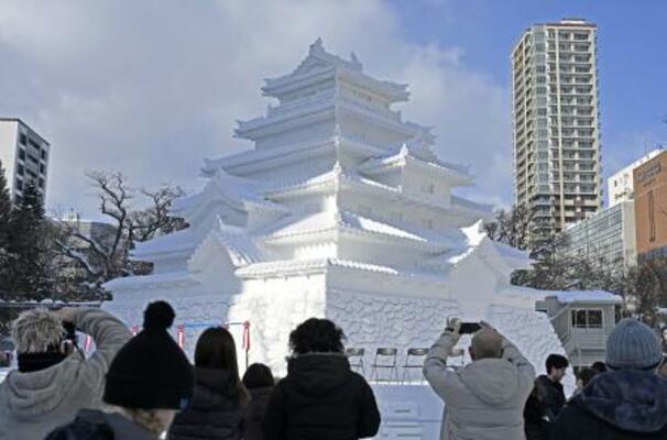 　「さっぽろ雪まつり」に登場した福島県会津若松市の「鶴ケ城」の大雪像＝４日午前、札幌市の大通公園