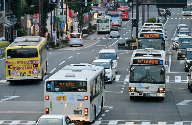 ＪＲ宇都宮駅西口から延びる大通りには、多くの路線バスが行き交う＝７月28日午後、ＪＲ宇都宮駅西口のペデストリアンデッキから