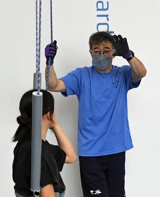 地元国体に向け、代表選手を指導する松本監督＝日環アリーナ栃木