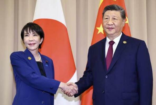 2025年10月、日中首脳会談を前に中国の習近平国家主席(右)と握手を交わす高市首相=韓国・慶州(共同)