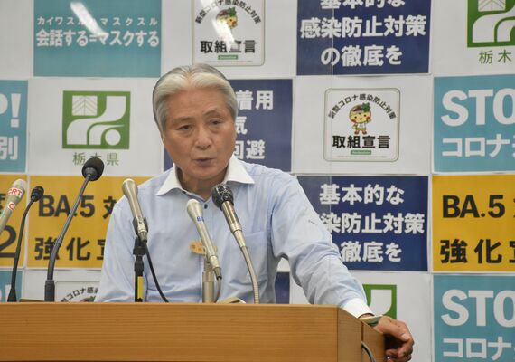 引き続きの感染対策の徹底を求める福田知事＝22日夕、県庁