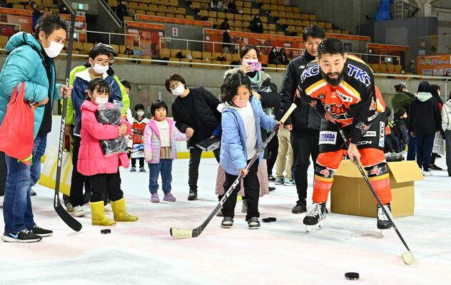 バックスの選手と交流するファンたち＝日光霧降アイスアリーナ