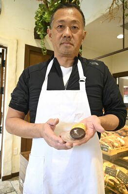 試作した「記念ウイスキーボンボン」を手にする赤羽さん