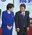 新総裁となった高市氏と壇上で言葉を交わす茂木氏（右）＝４日午後３時10分、東京・永田町の党本部