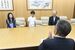 中村市長（手前右）を表敬訪問した青山さん（中央）