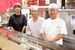 店を切り盛りする（右から）岩田達郎さん、兄の修さん、達郎さんの妻美智代さん