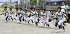 初戦を迎え、元気いっぱいにベンチを飛び出す学童球児たち＝２日午後、宇都宮市の駒生Ａ球場