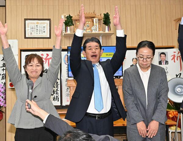 比例復活を果たし、万歳する五十嵐清氏(中央)=28日午前2時15分、鹿沼市茂呂