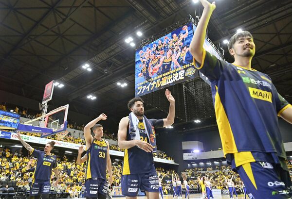 ３季ぶりの決勝進出を決め、観客に手を振るブレックスの選手たち＝19日午後９時40分、宇都宮市西川田４丁目、磯真奈美撮影