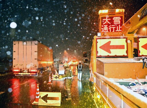 予防的通行止めが行われ、国道４号から側道に入るトラック＝４日午後７時55分、那須塩原市鍋掛