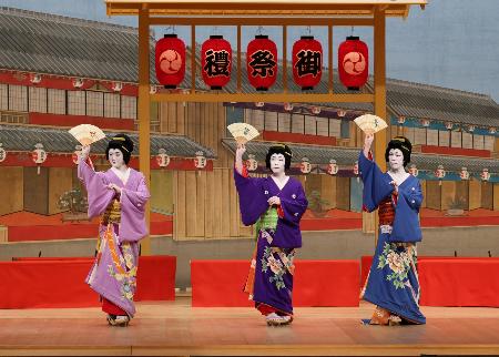 「勢獅子」で芸者を演じる片岡市也(右、国立劇場提供)