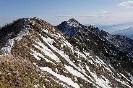 　ちょっと遠出をして、百名山の一つ鳥取県の伯耆大山に登ってきました。最高峰の剣ケ峰（１７２９ｍ）は縦走路の崩壊で立ち入り禁止ですが、初冬の山を存分に楽しみました＝２０２５年１２月１１日
