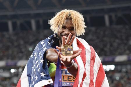 男子200mで優勝しポーズをとるライルズ=9月19日午後10時10分、国立競技場