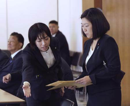 　牧島かれん元デジタル相（右）＝２２日、東京・永田町の自民党本部