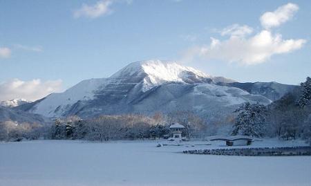 　滋賀と岐阜の両県境にある伊吹山（滋賀県米原市提供）