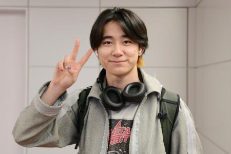 　スノーボード・ハーフパイプの「ザ・スノーリーグ」でシーズン覇者となり、帰国した戸塚優斗＝２３日、羽田空港