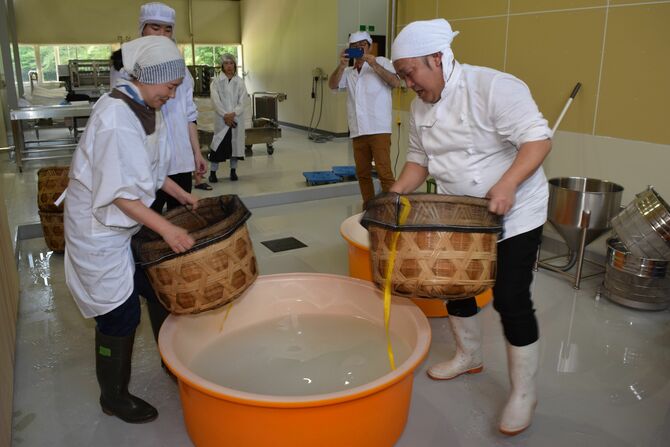 洗米作業を体験するオーダーメード酒を依頼した塩原温泉の有志ホテル・旅館のメンバー＝昨年７月、鹿沼市