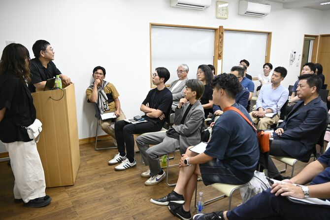 尾崎社長（左）と意見を交換するナスコンバレー参加者＝７月１２日、大田原市