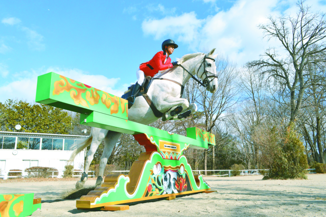 那須トレーニングファームで華麗な飛越を見せる広田思乃さんと相棒のキャンベラZ。日光東照宮の「眠り猫」が描かれた障害は、2020東京オリンピックの馬術競技で使用されました