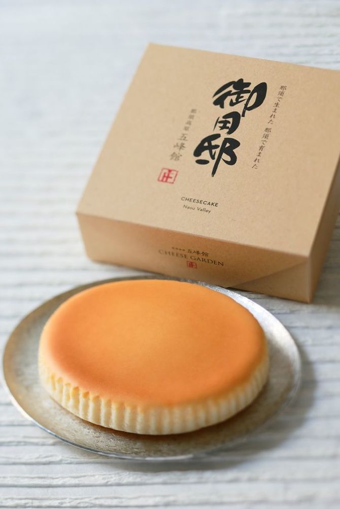 新鮮なクリームチーズを数種類ふんだんに使用したベイクドタイプの手作りチーズケーキです。