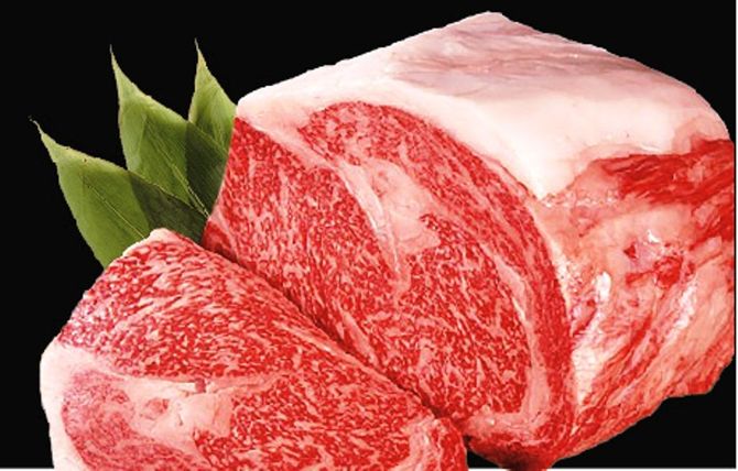 那須烏山市の雄大な自然で育てられた「烏山山あげ牛」。サシ・甘味・味わいとバランスのとれた上品な牛肉です。