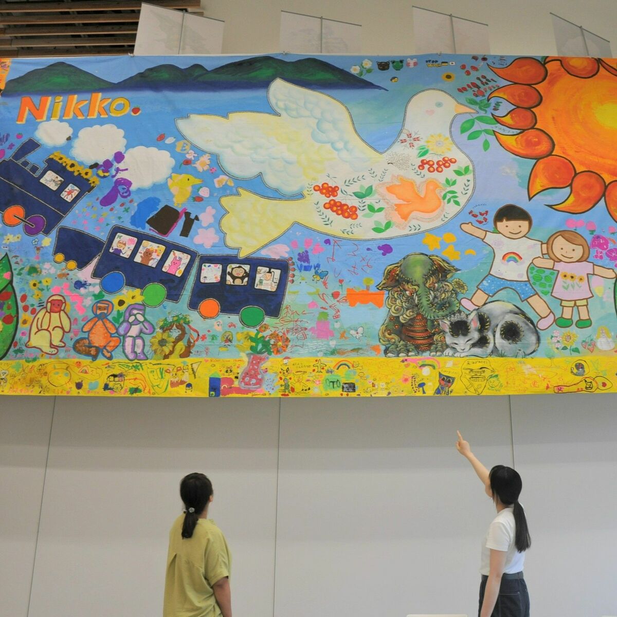 日光市役所に「キッズゲルニカ」お目見え ハトなど描いた巨大反戦