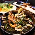 食欲刺激する魚介の味 パエリア(イカ墨) Avenue G(さくら)
