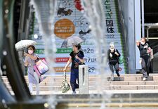佐野で全国１位タイ35.2度　真夏日通り越し猛暑日に【動画】