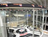 東証反落、終値668円安