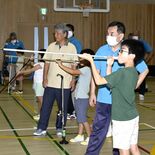 夏休みにニュースポーツ　矢板の複合施設で体験会　41人、吹矢などに挑戦