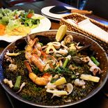 食欲刺激する魚介の味 パエリア(イカ墨) Avenue G(さくら)