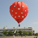 イチゴ熱気球に興奮、児童の歓声響く　佐野・吾妻小創立150年記念事業