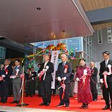 新栃木県自治会館が完成　大谷石板など県産材活用　旧会館跡地にコンビニ整備、27年５月完成へ